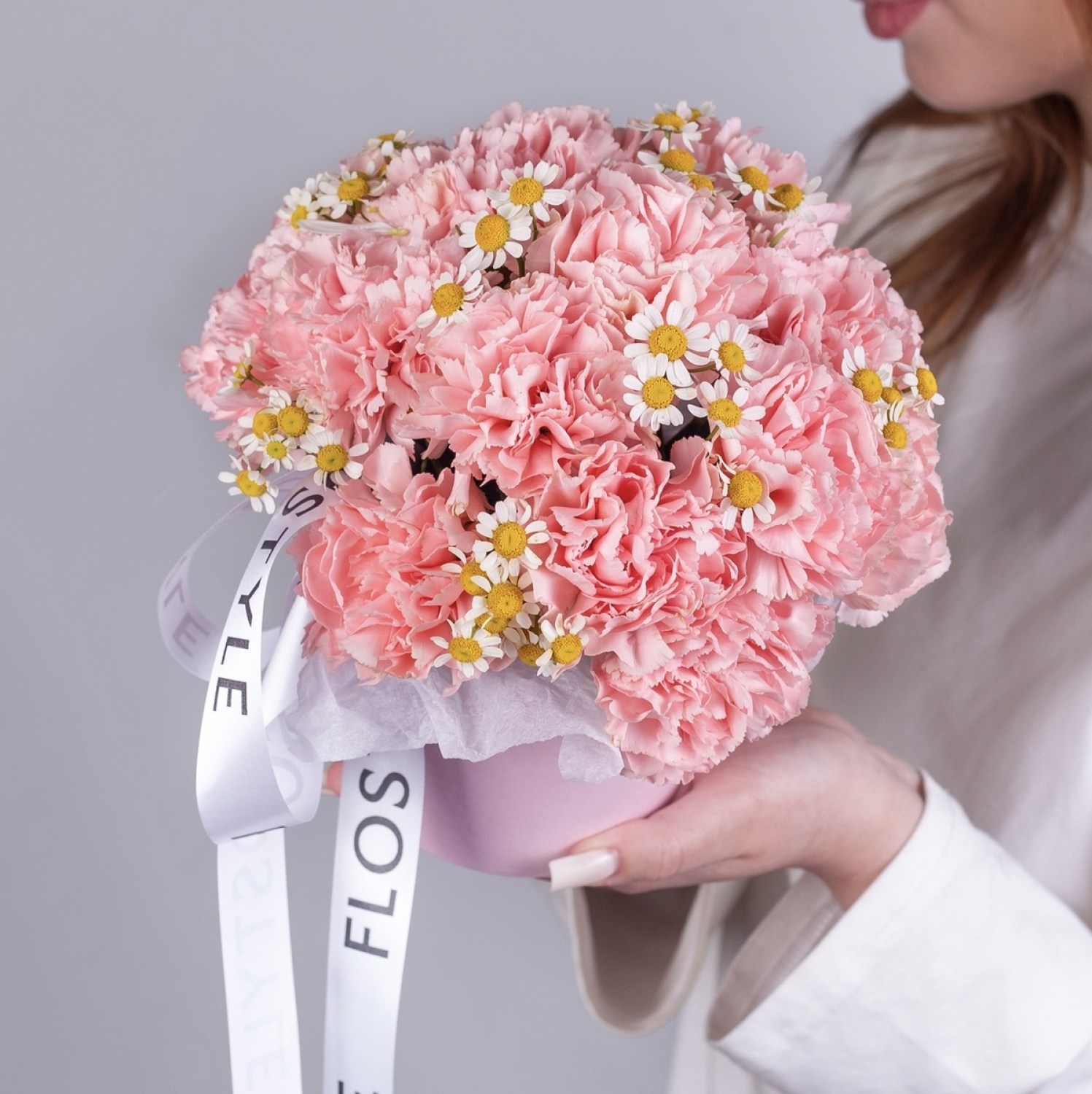 Коробка с розовым диантусом и ромашкой